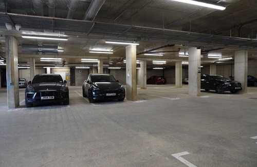 Dudden Hill Apartment | Luxury Flat with Pool/Gym 5 minutes to Station