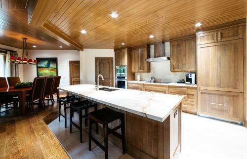 Deer Valley Apartment | Luxury Four Bedroom Corner Suite with Hot Tub apartment hotel