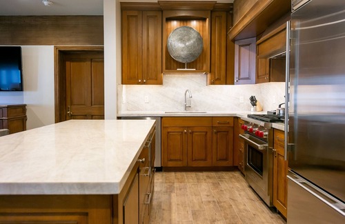 Deer Valley Condo | Luxury Four Bedroom Suite with Three Hot Tubs 4 Apartment Hotel by RedAwning
