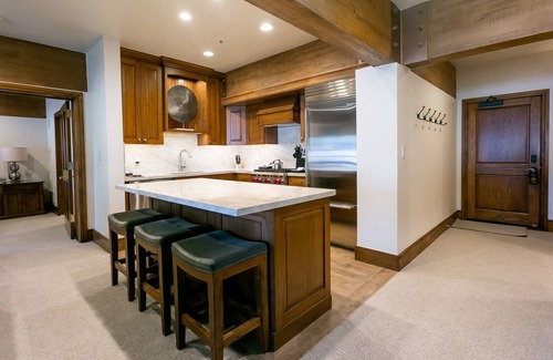 Deer Valley Condo | Luxury Four Bedroom Suite with Three Hot Tubs 4 Apartment Hotel by RedAwning
