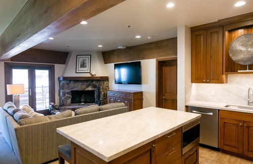 Deer Valley Condo | Luxury Four Bedroom Suite with Three Hot Tubs 4 Apartment Hotel by RedAwning