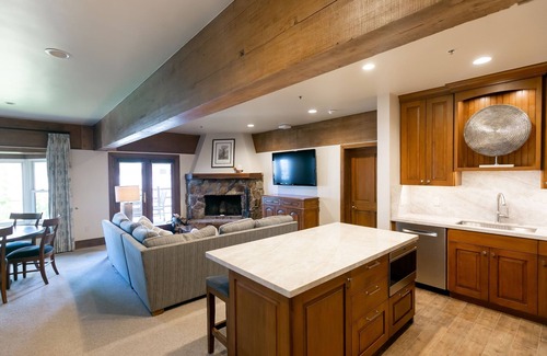 Deer Valley Condo | Luxury Four Bedroom Suite with Three Hot Tubs 4 Apartment Hotel by RedAwning