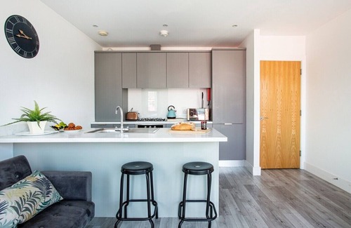 Ormeau Apartment | Luxury | Fully Equipped Kitchen | Ormeau Park