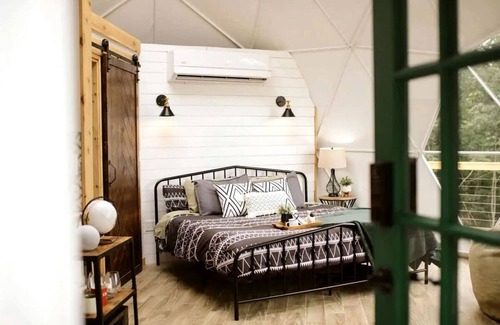 McMinnville Cabin | Luxury Fully Equipped Dome with Hot-Tub and Impressive Deck in Tennessee