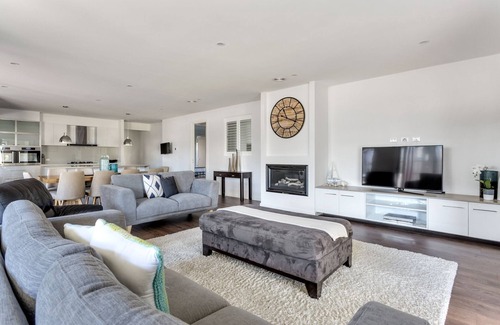 Mornington Peninsula House | Luxury Getaway-1 min walk to beach and restaurants. Short drive to hot springs.