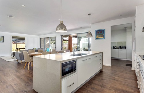 Mornington Peninsula House | Luxury Getaway-1 min walk to beach and restaurants. Short drive to hot springs.