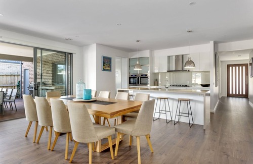 Mornington Peninsula House | Luxury Getaway-1 min walk to beach and restaurants. Short drive to hot springs.