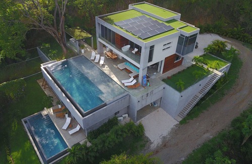 Black Beauty House | Luxury Getaway in Beautiful Costa Rica- Ocean View