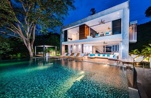 Black Beauty House | Luxury Getaway in Beautiful Costa Rica- Ocean View