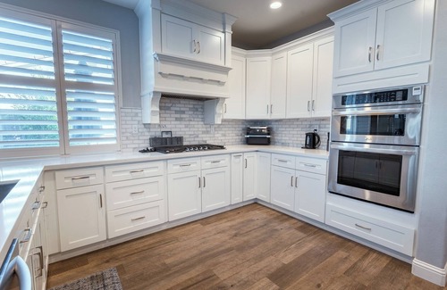 Lincoln House | Luxury Getaway with Heated Pool and Hot Tub