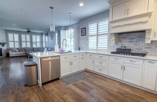 Lincoln House | Luxury Getaway with Heated Pool and Hot Tub