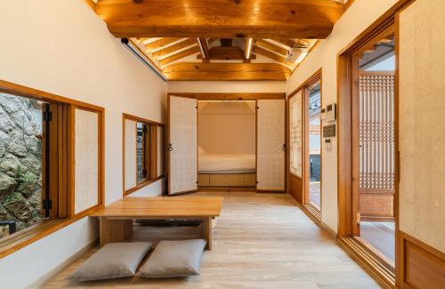 Seochon Apartment | Luxury Hanok Seochon Stay