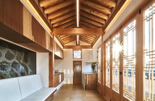 Samcheong-dong Villa | Luxury Hanok Stay Cloudscape