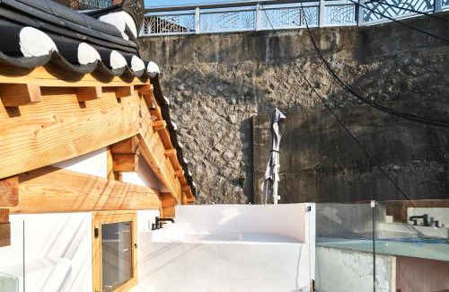 Samcheong-dong Villa | Luxury Hanok Stay Cloudscape