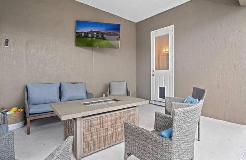 Lakeland House | Luxury Heated Pool Home, Hot tub, King bed suite
