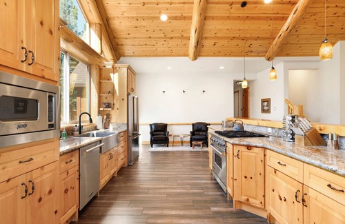Evergreen Estates Cabin | Luxury Heavenly Lodge Big Bear~ Hot Tub + Pool Table