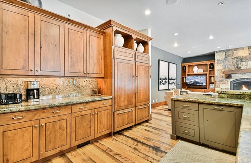 South Snyderville Basin House | Luxury Home: Hot Tub, Chef's Kitchen, Pool Table, 5 Fireplaces, Near Canyons Village