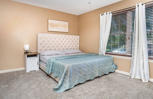 Lindenwald House | Luxury Home near Spooky Nook & Cincinnati attractions!