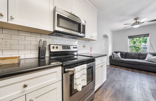 Croissant Park House | ☀️🐟Luxury Home-pool, hot tub and outdoor kitchen, middle of Ft Lauderdale🌴🌊