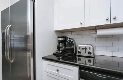 Croissant Park House | ☀️🐟Luxury Home-pool, hot tub and outdoor kitchen, middle of Ft Lauderdale🌴🌊