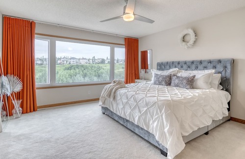 Edgemont House | Luxury Home! w/King [Home Theatre] BBQ {Jacuzzi}