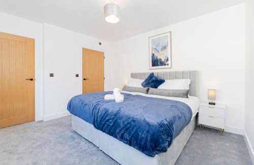 Llanrumney House | Luxury Home with Parking near Everything! Netflix, Pool, Gaming - Long Stay Savings - Perfect for NHS, Contractors, Relocators