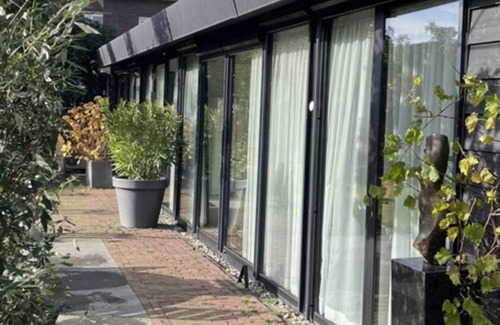 Municipality of Oosterhout House | Luxury house and large garden in a wooded area