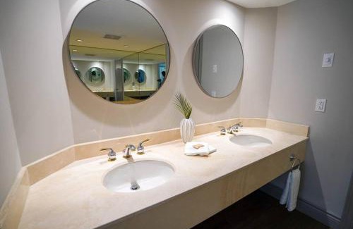 Oro-Medonte Apartment | Luxury Jacuzzi Suite-Full Kitchen