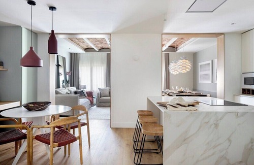 L'Antiga Esquerra de l'Eixample Apartment | Luxury | King Beds | Central AC | Heart of Barcelona