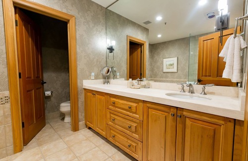 Deer Valley Apartment | Luxury King Room With Mountain View Hotel Room by RedAwning