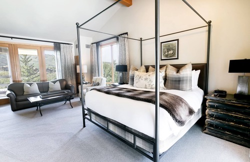 Deer Valley Apartment | Luxury King Room With Mountain View Hotel Room by RedAwning