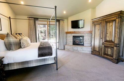 Deer Valley Apartment | Luxury King Room With Mountain View Hotel Room by RedAwning