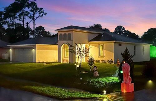 Palm Coast House | Luxury King Suite, 3BR 2BA, Beach Vibe, Top-Tier Amenities, Prime location