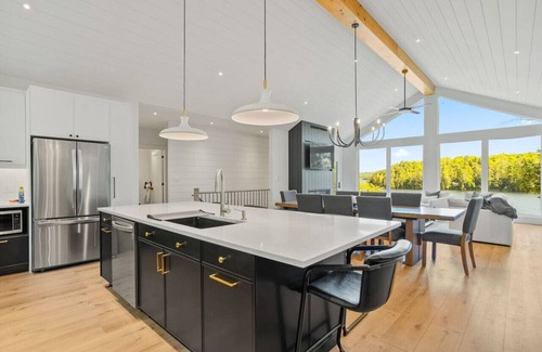 Dysart et al House | Luxury Lakefront Getaway w/Kayaks & EV Charger