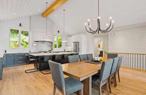 Dysart et al House | Luxury Lakefront Getaway w/Kayaks & EV Charger