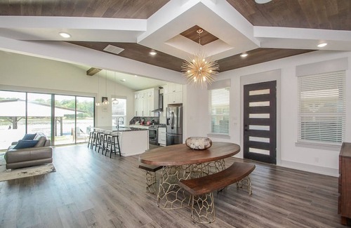 Willis House | Luxury Lakefront Home w/Overhanging Deck + Kayaks