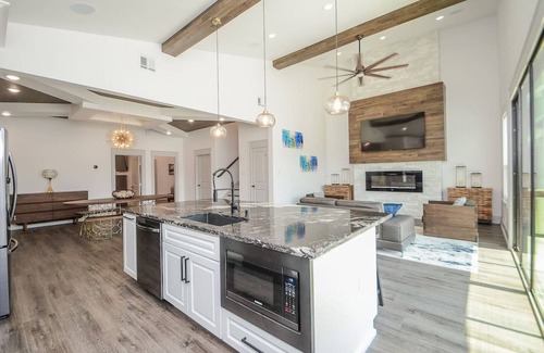 Willis House | Luxury Lakefront Home w/Overhanging Deck + Kayaks
