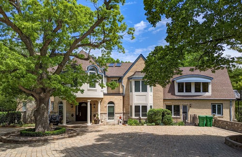 Lake Villa House | Luxury Large Lakefront Estate ~ 9 hole Pitch/Putt course ~ Tennis Court ~ Pool