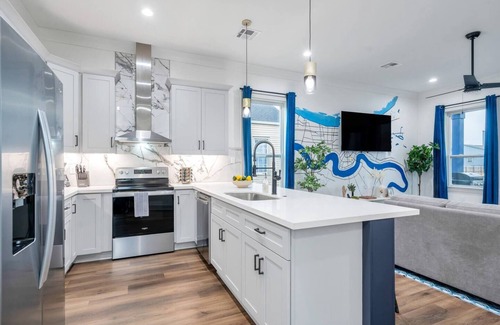 Tulane - Gravier House | Luxury Living: 3BR, 2.5BA Home. Gated Backyard, BBQ, Parking - Near Superdome and Canal Streetcar