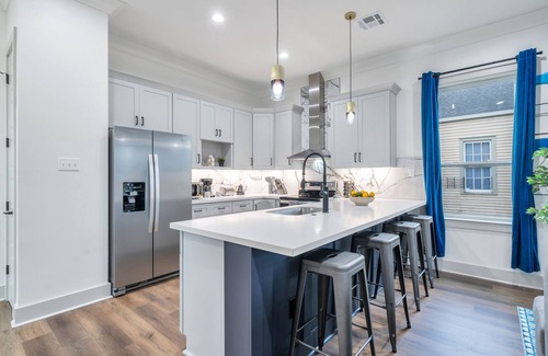 Tulane - Gravier House | Luxury Living: 3BR, 2.5BA Home. Gated Backyard, BBQ, Parking - Near Superdome and Canal Streetcar