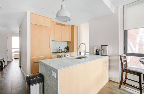 Greenpoint Apartment | Luxury Living in Greenpoint: 2 BR with Manhattan Rooftop View