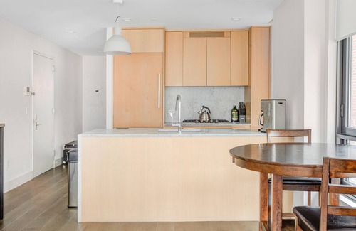 Greenpoint Apartment | Luxury Living in Greenpoint: 2 BR with Manhattan Rooftop View