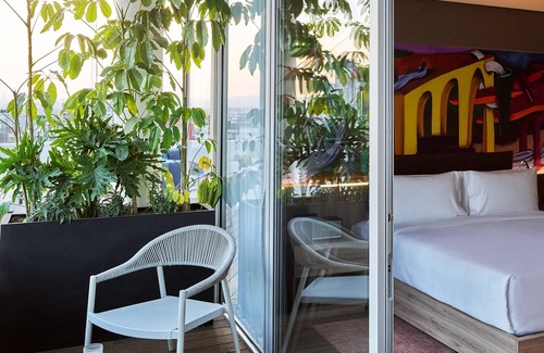 Hipodromo Hotel | Luxury Living: Explore El Pendulo from Our Contemporary Abode!