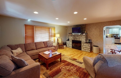 Nelsonville Cabin | Luxury Lodge Hocking Hills with Hot Tub overlooking pond and breath taking views