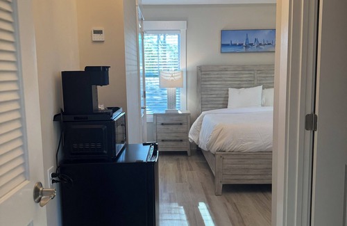 Elizabethtown Resort | Luxury Lodging, Lakefront View, King Bed w/Private Bath, Patio
