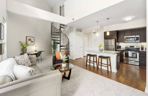 Grandview Heights Apartment | Luxury Lofted 1 Bed Unit with Hot Tub and Pool
