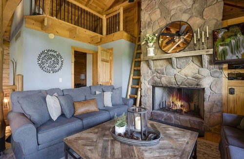 Aquashicola House | Luxury Log Cabin- Stunning Lake Views, Fire Pit, Hot Tub & 3-level deck