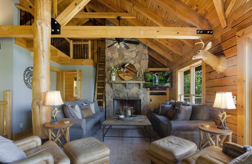 Aquashicola House | Luxury Log Cabin- Stunning Lake Views, Fire Pit, Hot Tub & 3-level deck