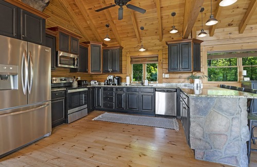 Aquashicola House | Luxury Log Cabin- Stunning Lake Views, Fire Pit, Hot Tub & 3-level deck