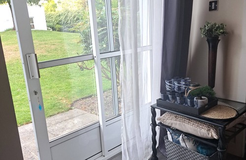 Royal Docks Apartment | Luxury London Riverside Apartment within 3 minute walk of DLR transport network